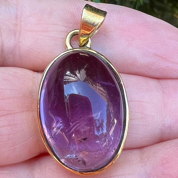 VINTAGE EUROPEAN MADE LARGE AMETHYST CABOCHON PENDANT YELLOW GOLD TONE METAL